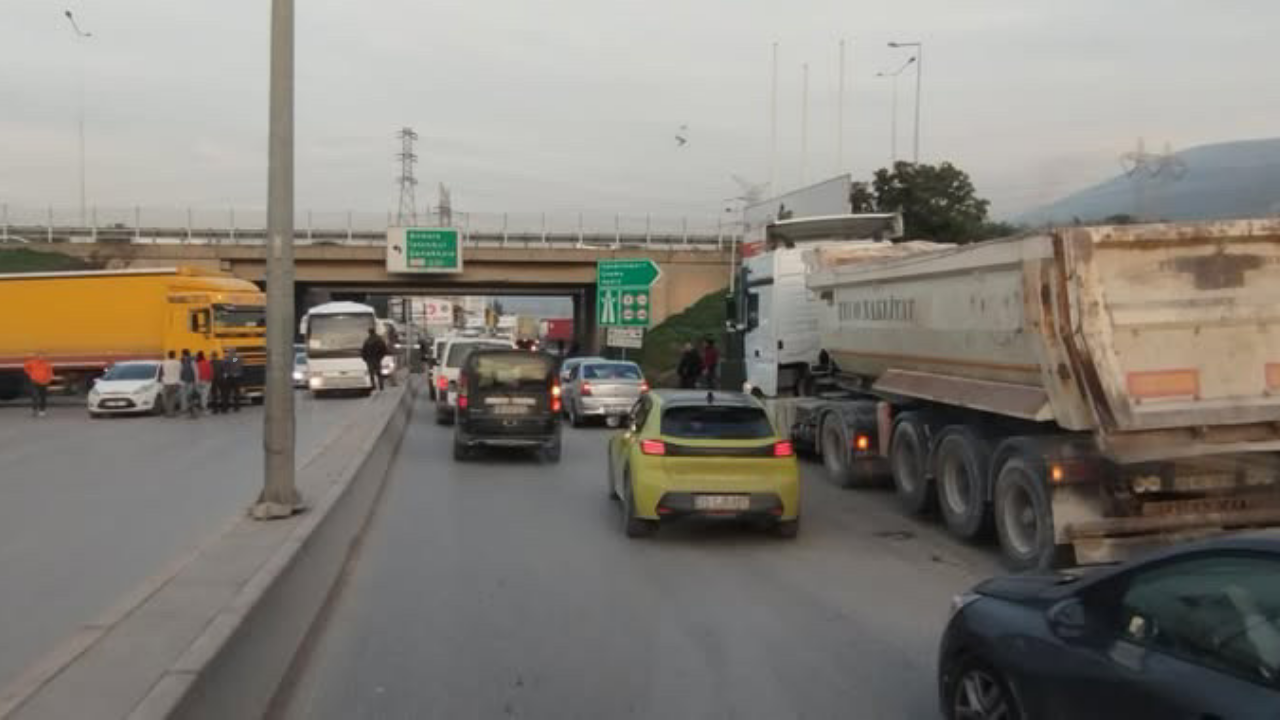 İzmir Bornova'da kaza: Otoban trafiğe kapatıldı!
